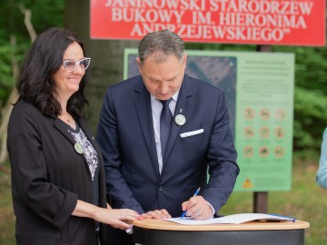Uroczystość z okazji utworzenia 99 rezerwatu w wjewództwie łódzkim -rezerwatu przyrody 'Janinowski Starodrzew Bukowy im. Hieronima Andrzejewskiego